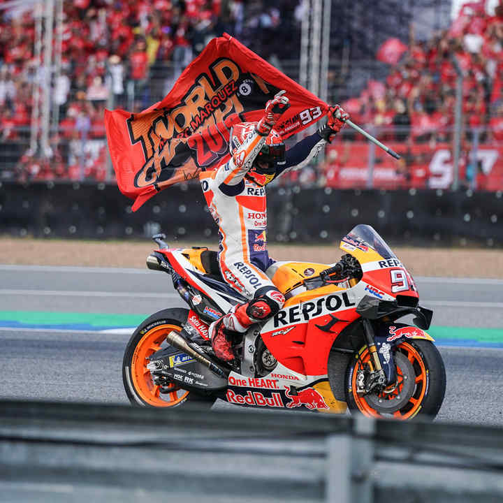 Marc Marquez, piloto da Honda MotoGP, celebra uma vitória numa Fireblade.