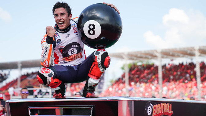 Marc Marquez, piloto Honda MotoGP, a celebrar a vitória na corrida.