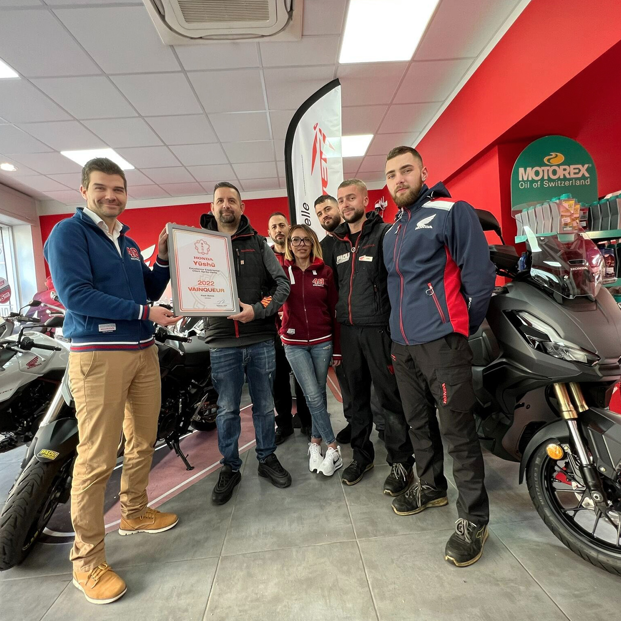 Concessionários de motos Honda a celebrar o seu prémio de reconhecimento.