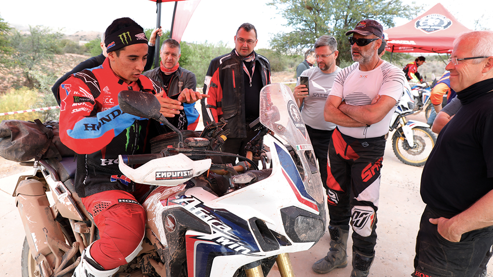 Piloto da HRC na Africa Twin numa sessão de "briefing"