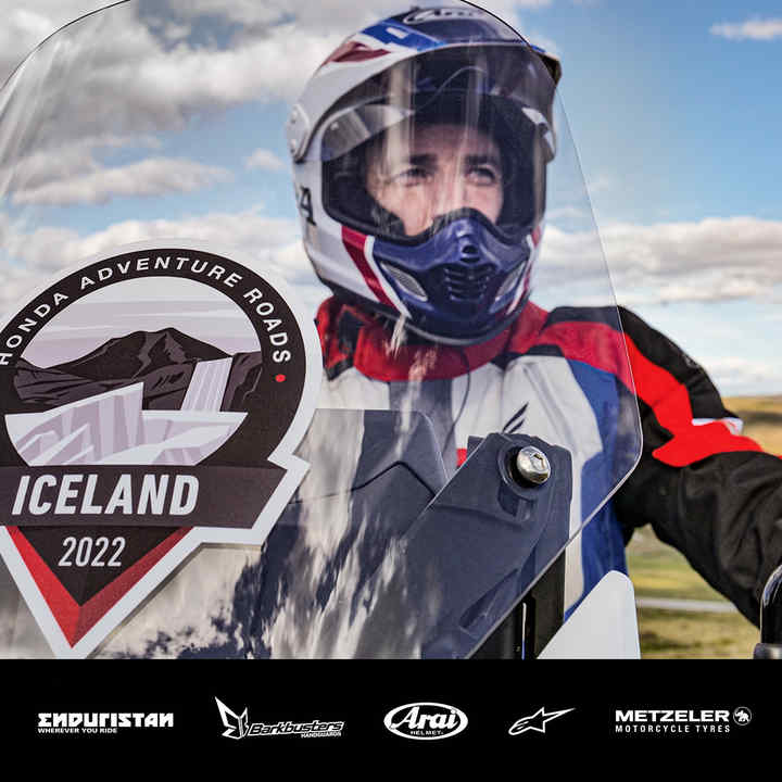 Um homem numa Moto Honda na Islândia