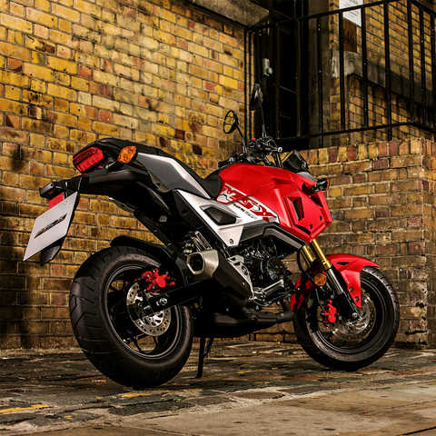 Honda MSX125 num cen&aacute;rio urbano.