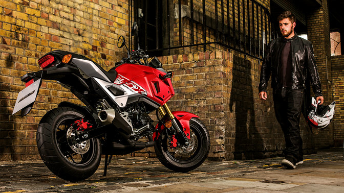 Honda MSX125 num cenário urbano.