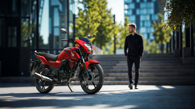 Honda CB125F estática no terreno