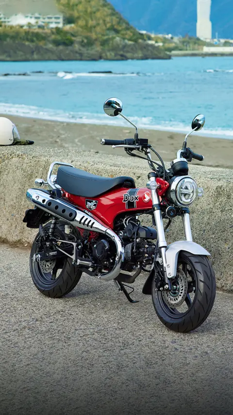 Honda Dax 125 com pano de fundo costeiro