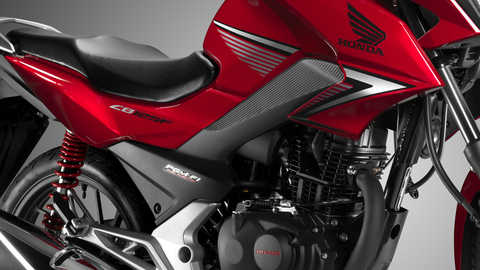 Grande plano do assento e depósito de combustível da CB125F