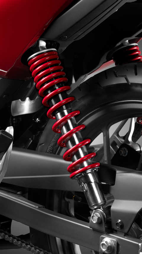 Grande plano da forquilha telesc&oacute;pica da roda da CB125F