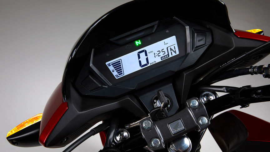 Fotografia de estúdio da Honda CB125F vermelha, destaque para o painel de instrumentos digital inteligente