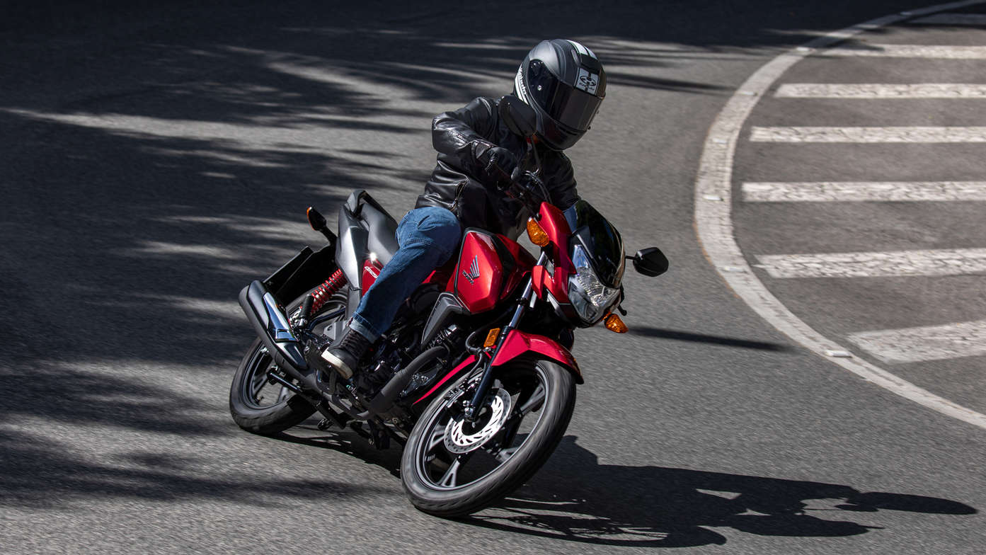 A Honda CB125F a ser conduzida na estrada