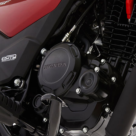 Fotografia de estúdio da Honda CB125F vermelha, destaque para o motor