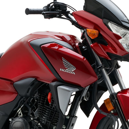 Fotografia de estúdio da Honda CB125F vermelha, destaque para a frente