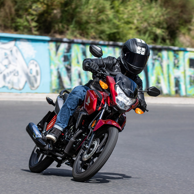 CB125F a ser conduzida na estrada