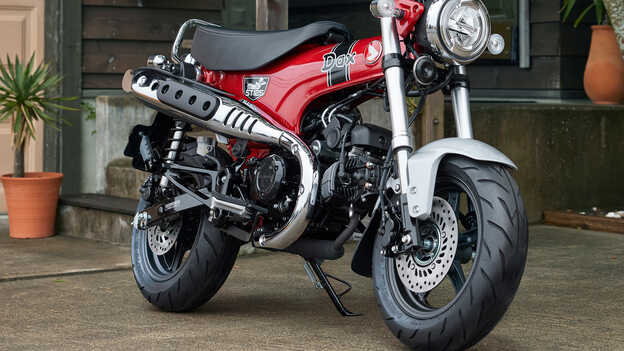 Close-up dos pneus Dax 125