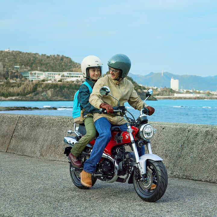 Honda Dax 125 com pano de fundo costeiro