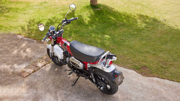 Honda Dax 125 assento baixo e guiador largo e inclinado 