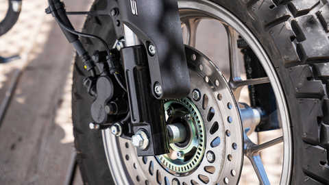 Monkey 125 cc, grande plano da roda e travão dianteiros