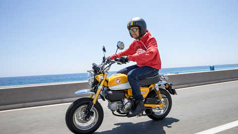 Monkey 125 cc, conduzida numa estrada, lado esquerdo