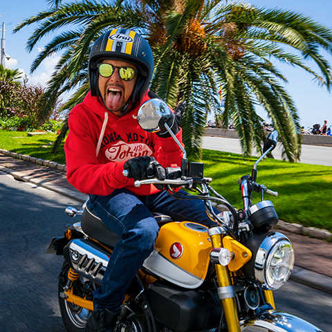 Monkey 125 cc, em movimento, vista frontal lateral direita a 3 quartos