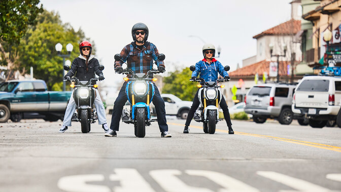 Grupo de motociclistas da MSX125 Grom na cidade