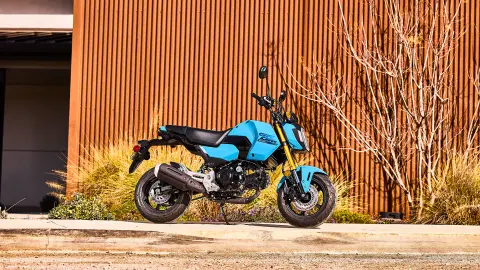 MSX125 Grom em azul, de lado, numa fotografia estática