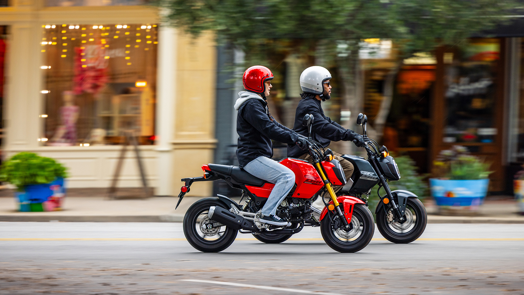 MSX125 Grom em preto e vermelho a andar pela cidade