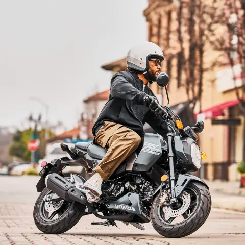 Imagem estática da MSX125 Grom com o piloto prestes a partir