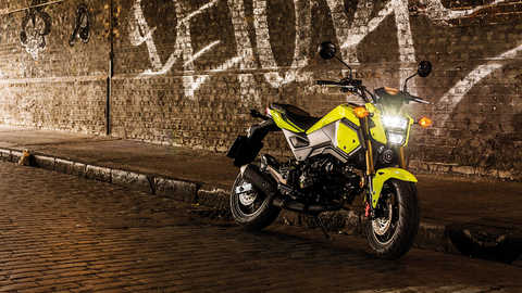 Honda MSX125 estacionada numa rua