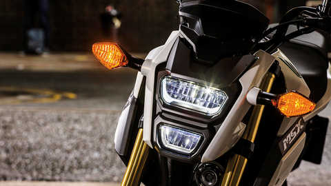 Grande plano da luz dianteira da Honda MSX125