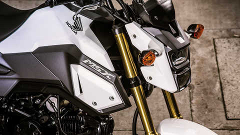 Grande plano do depósito, guiador e luz dianteira da Honda MSX125