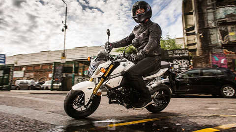 Honda MSX125 a ser conduzida numa &aacute;rea urbana