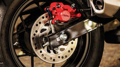 Grande plano da roda traseira e do travão da Honda MSX125