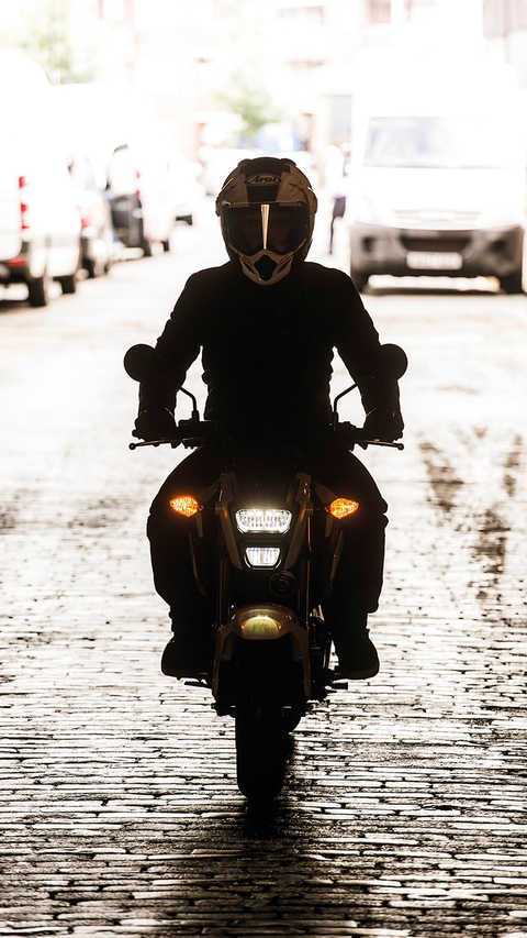 Honda MSX125 a ser conduzida sob uma ponte