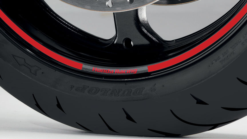 MSX125, Grande plano da roda do motociclo com autocolante Honda.