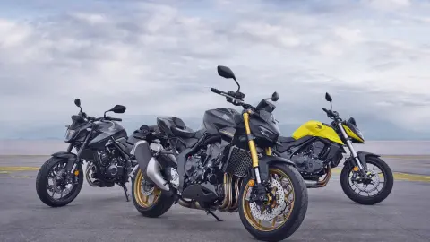 Honda CB750 Hornet na estrada nas opções de cor preto e branco