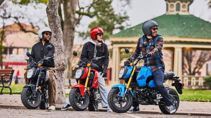 Vista frontal ¾ da Honda MSX125 Grom em estúdio