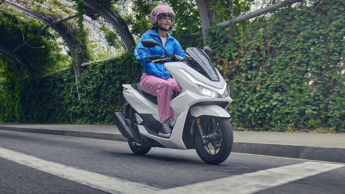 Vista frontal dinâmica a ¾ da PCX125 com condutor