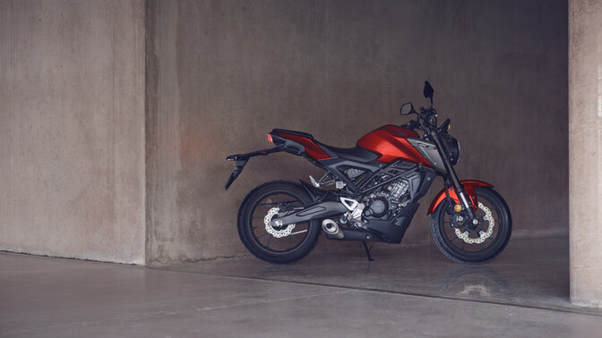 Honda CB125R estática no terreno