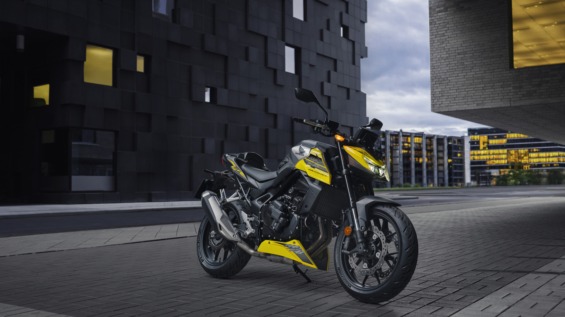 Honda CB750 Hornet em cenário com modelo