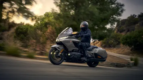 Honda GL1800 Gold Wing em estrada sinuosa