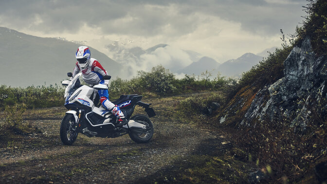 Fotografia dinâmica da X-Adv com condutor visto de lado