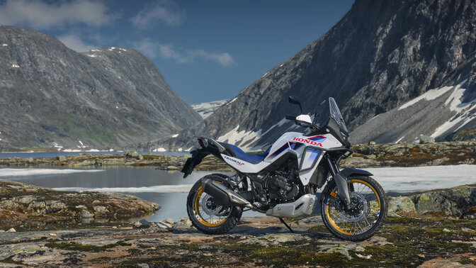 XL750 Transalp com o piloto visto de lado