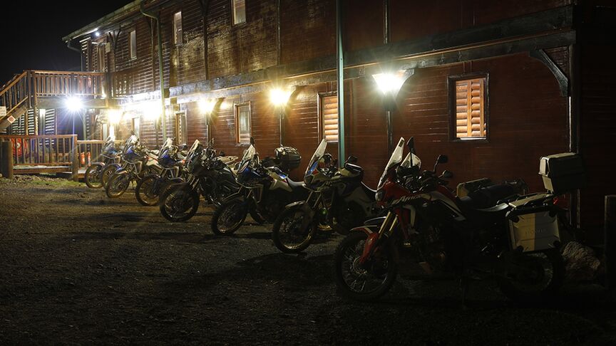 Piloto de moto a conduzir nos terrenos exigentes da África do Sul.