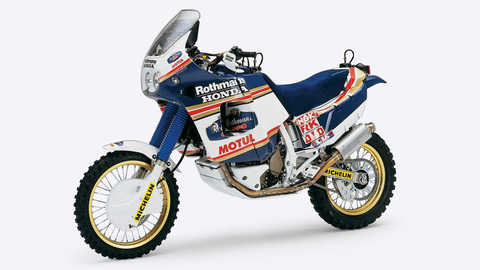 Imagem de est&uacute;dio da Honda NXR-750 de lado.