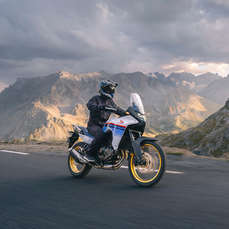 Imagem dinâmica da Honda XL750 Transalp na estrada