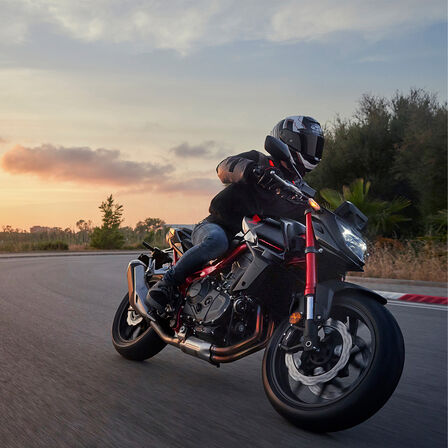 Imagem dinâmica da Honda CB750 Hornet na estrada