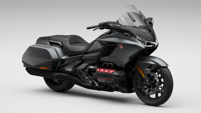 Vista dianteira a 3/4 da Honda Gold Wing no estúdio