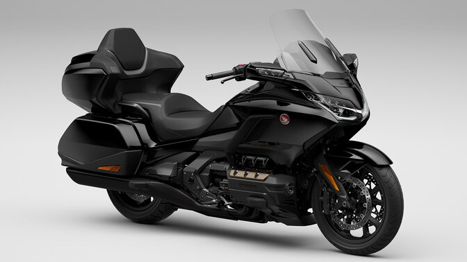 Vista dianteira a 3/4 da Honda Gold Wing Tour no estúdio