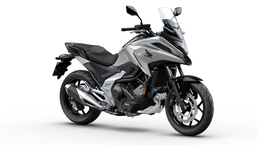 Vista dianteira a 3/4 da Honda NC750X em estúdio