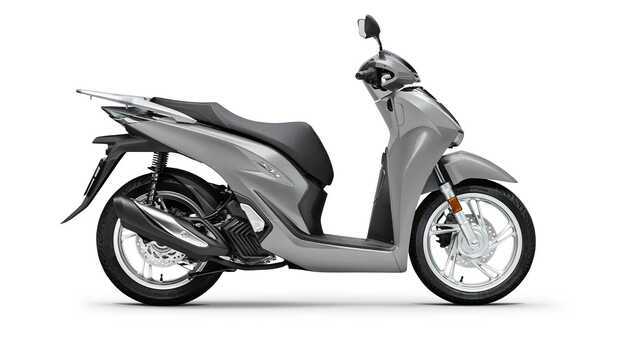 Vista dianteira a 3/4 da Honda SH125 em estúdio