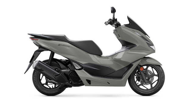 Vista dianteira a 3/4 Honda Forza 125 em estúdio